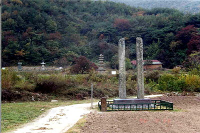 황량한 폐사지- 충남 보원사터는 현재 폐사지로 황량함만이 느껴질 뿐이다. 이미 사람이 떠나간 폐사지가 철불에 얽힌 비밀을 풀어주지는 못할 것이란 데 씁쓸함이 더하다. 